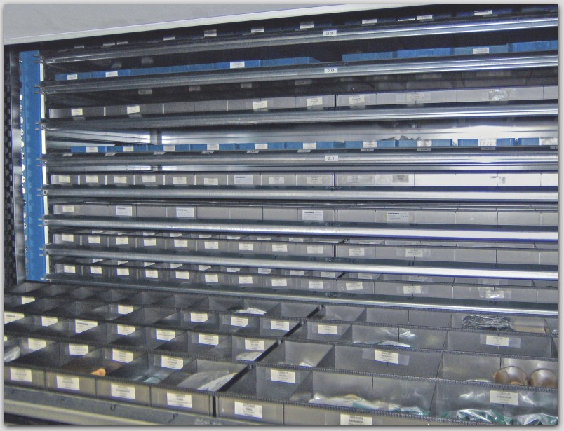 Компактное хранение запчастей и моторных компонентов компании Liebherr на складе Kardex